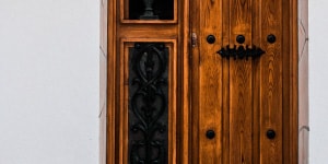 アンティーク調の木の扉と小窓